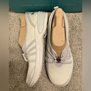 B Zees Silver Metallic Niche Shoes size 7M NIB